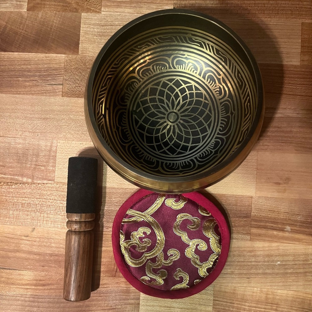 Tibet Sahasrara Singing Bowl Crown Chakra B Note Singing Bowl with Mallet - Picture 5 of 11